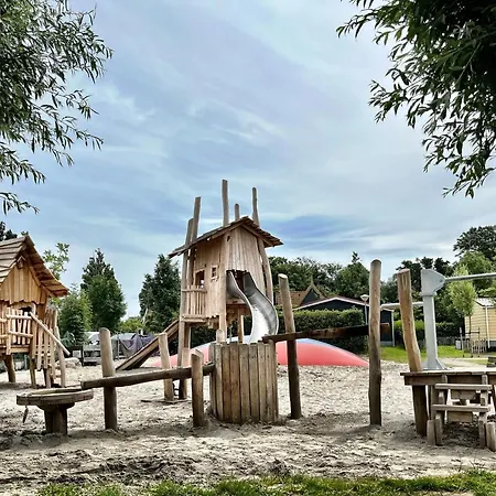 Recreatiepark Wiringherlant ホテル