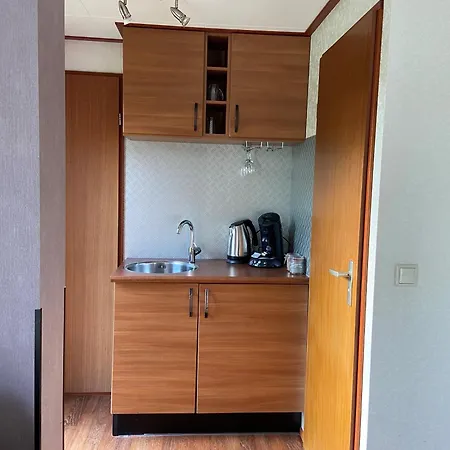 מלון Recreatiepark Wiringherlant 3*